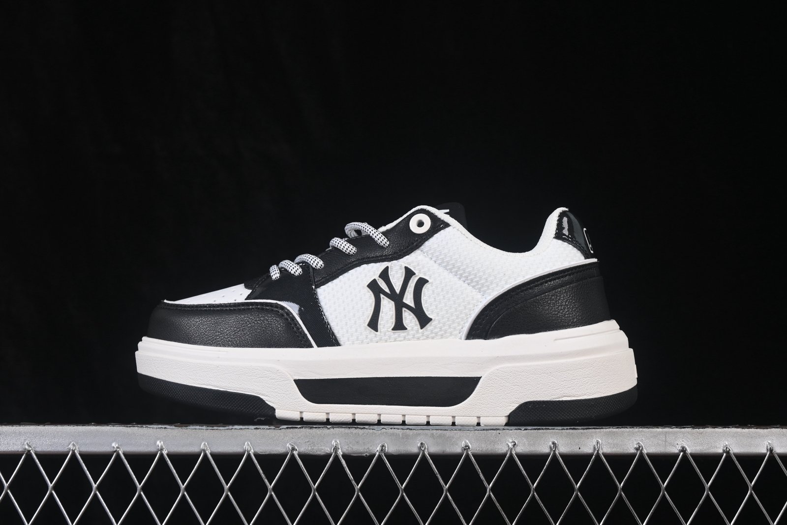 MLB Chunky Liner Fresh New York Yankees Platform Sneakers - Black 3ASXM076N50BKS