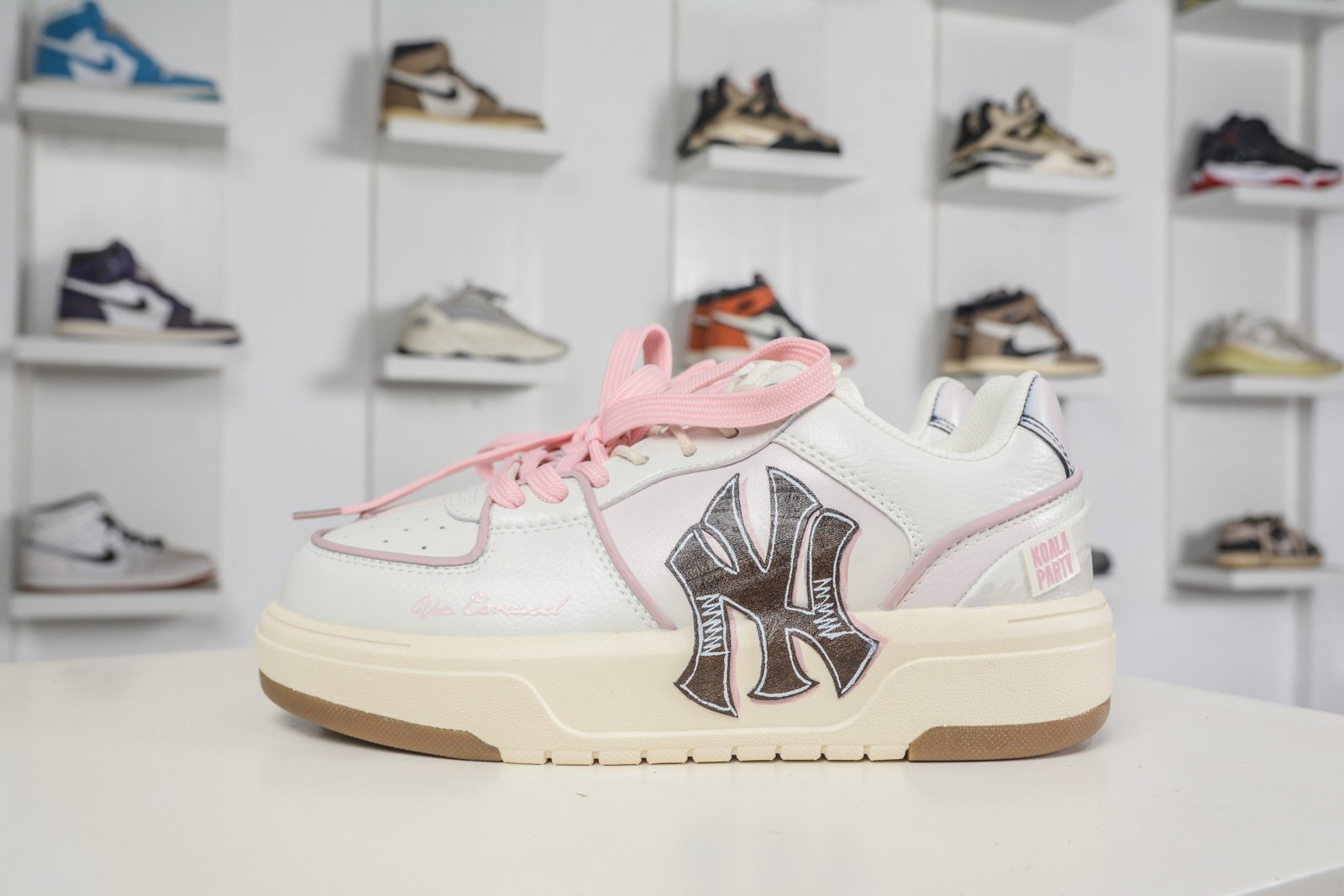 MLB Chunky Liner 'Graffiti Custom' Low-Top Varsity Style Sneakers - White/Black 3ASXCA12N 50WHS