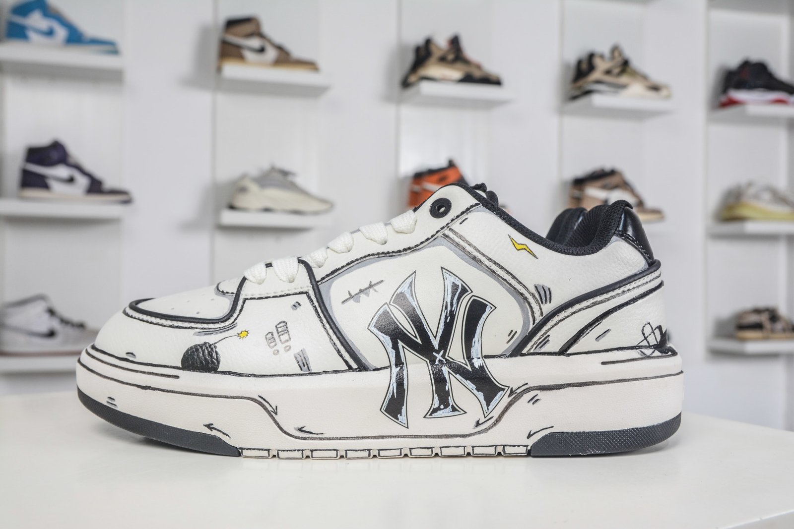 MLB Chunky Liner Low-Top Graffiti Custom White Lifestyle Sneakers - 3ASXCA12N 50WHS